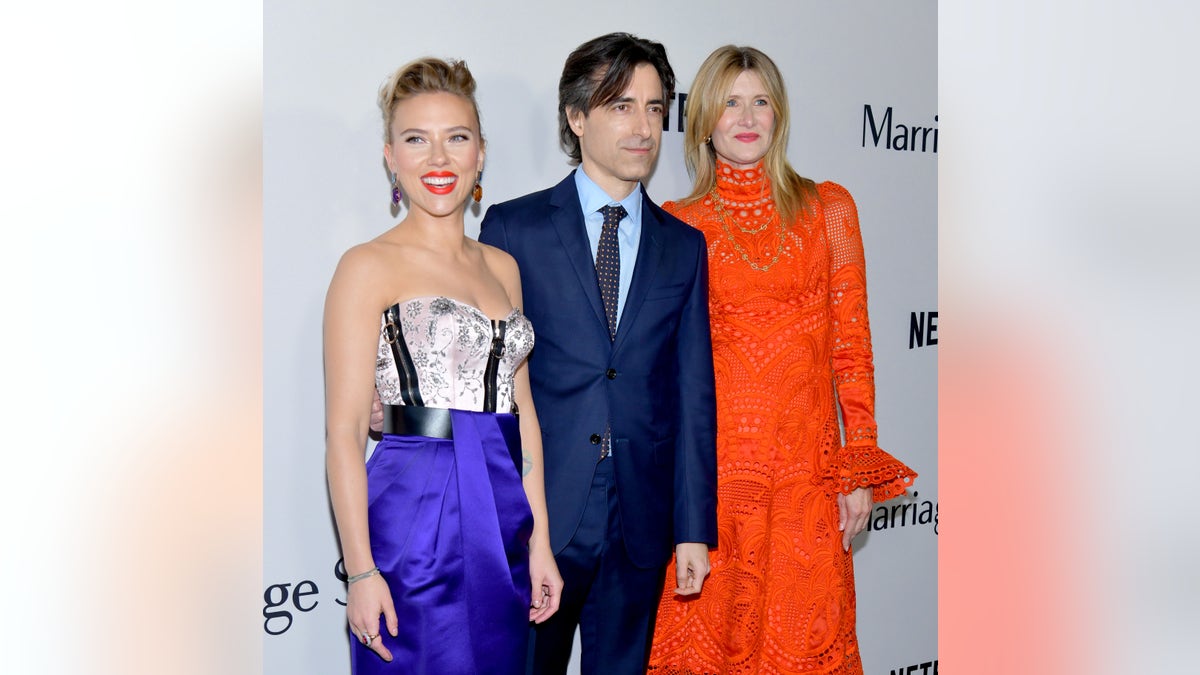 Scarlett Johansson, Noah Baumbach y Laura Dern en la alfombra roja