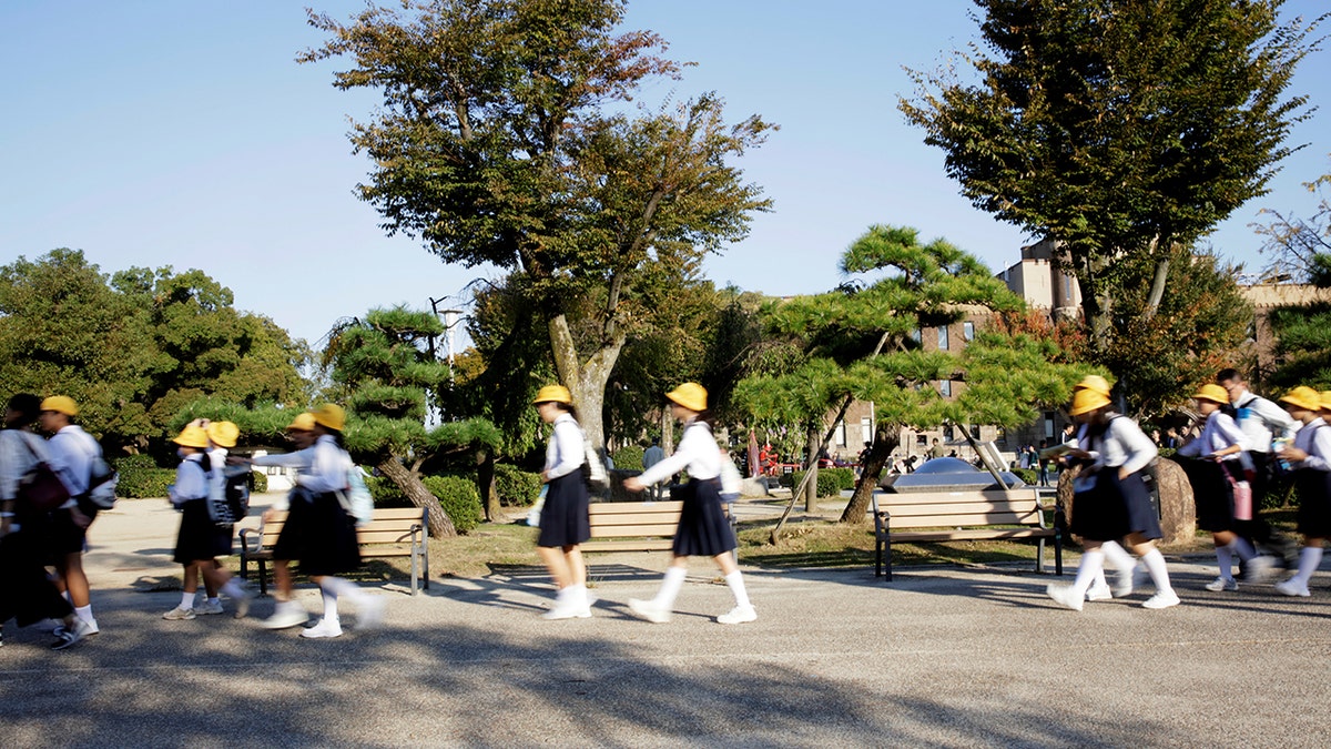 Escolares caminan en una excursión de un día al Castillo de Osaka el 26 de octubre de 2017.