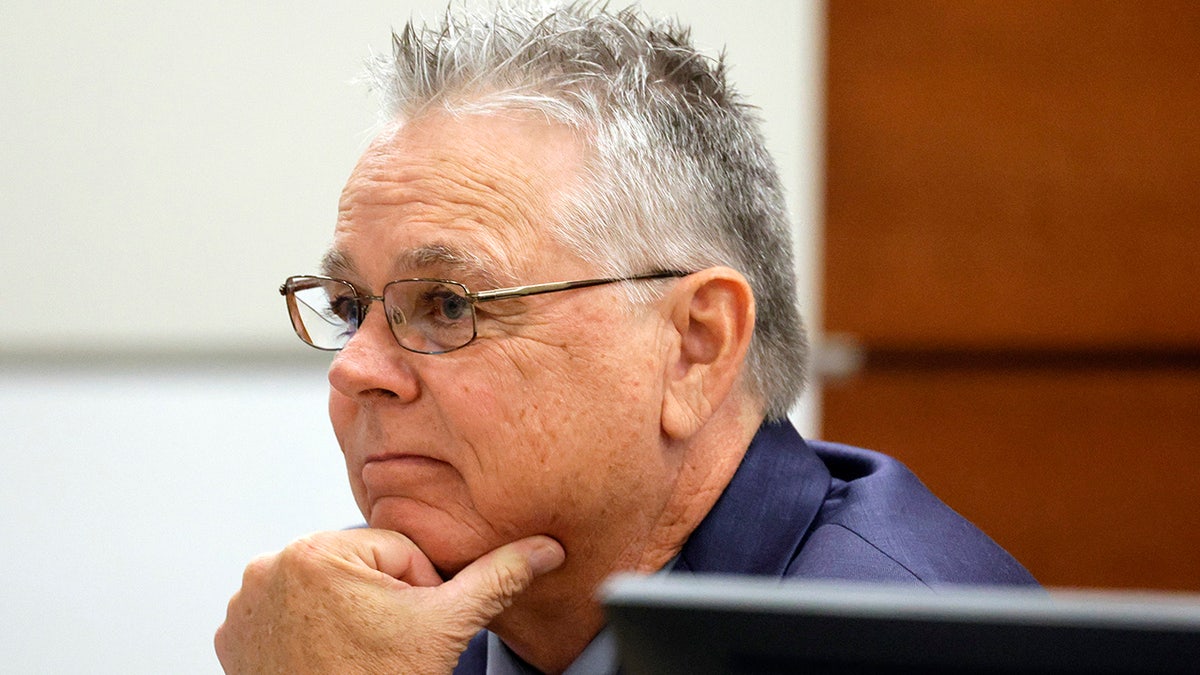 Scot Peterson se sienta a la mesa de defensa