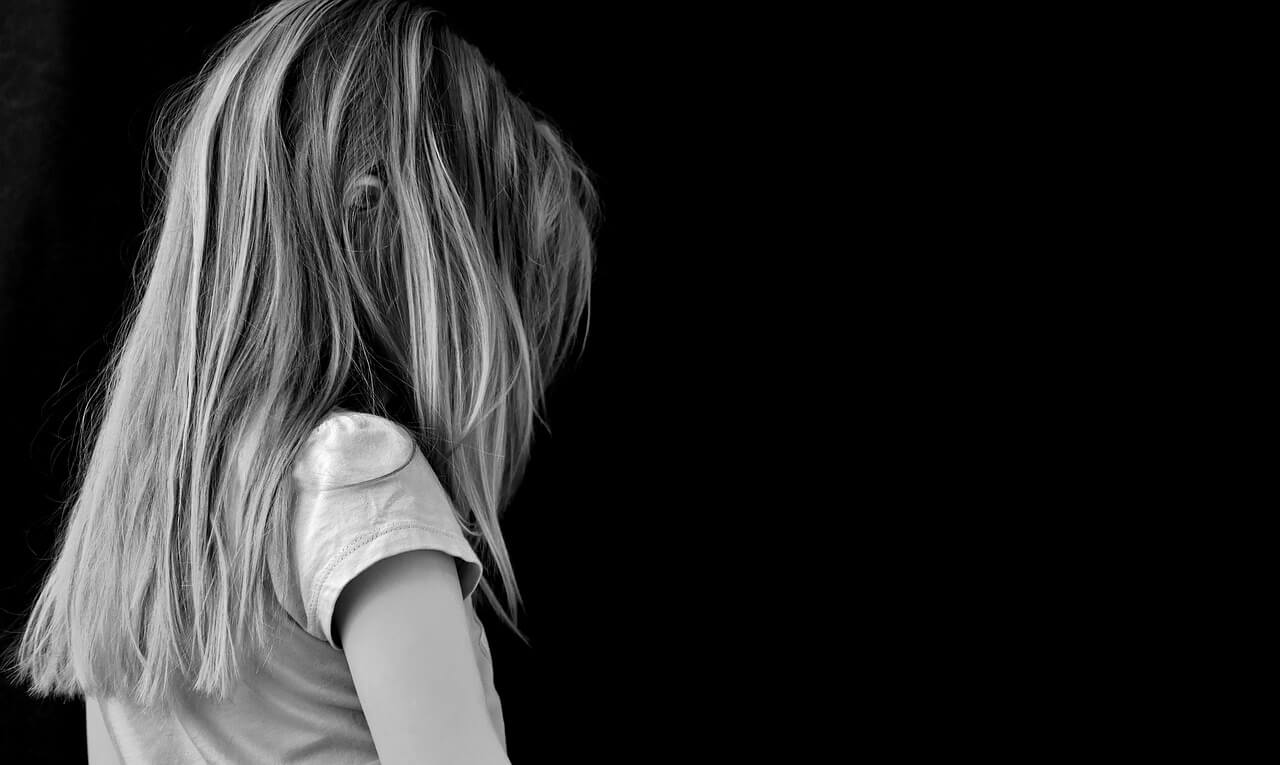 el parlamento de espana aprueba propuestas para proteger a las victimas de abuso infantil