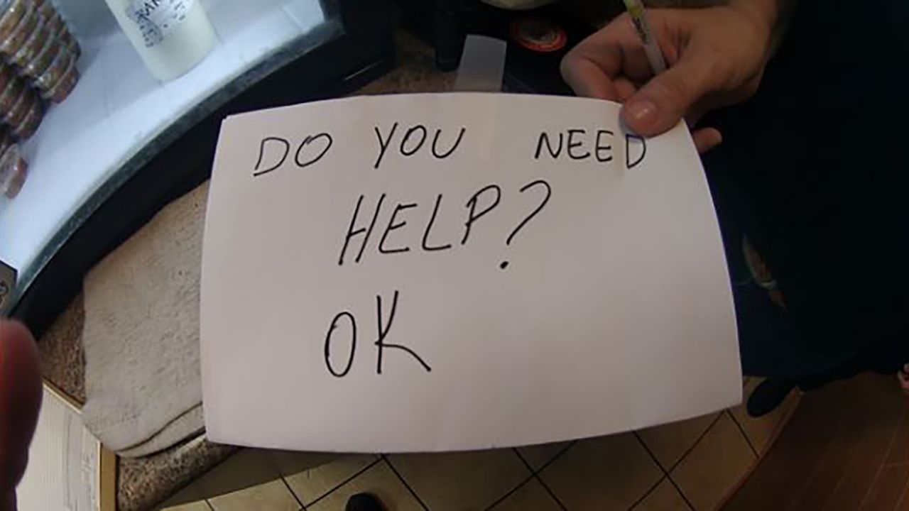 padrastro es declarado culpable de abuso de menores despues de que un empleado de un restaurante de florida salvara a un nino con una nota preguntandole si necesitaba ayuda