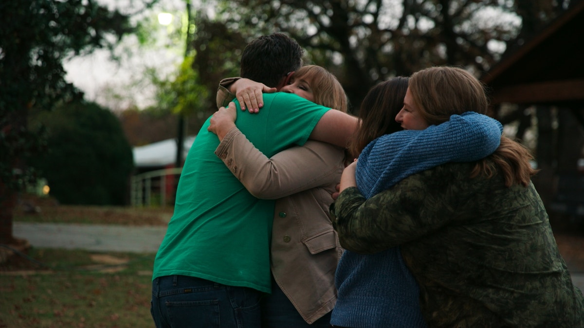 Se puede ver a un grupo de los hijos sobrevivientes de LeBaron abrazados en un fotograma de la docuserie de cinco partes. Aunque no están seguros de cuántos hermanos tienen exactamente, los hijos de LeBaron estimaron que hay entre 50 y 55.