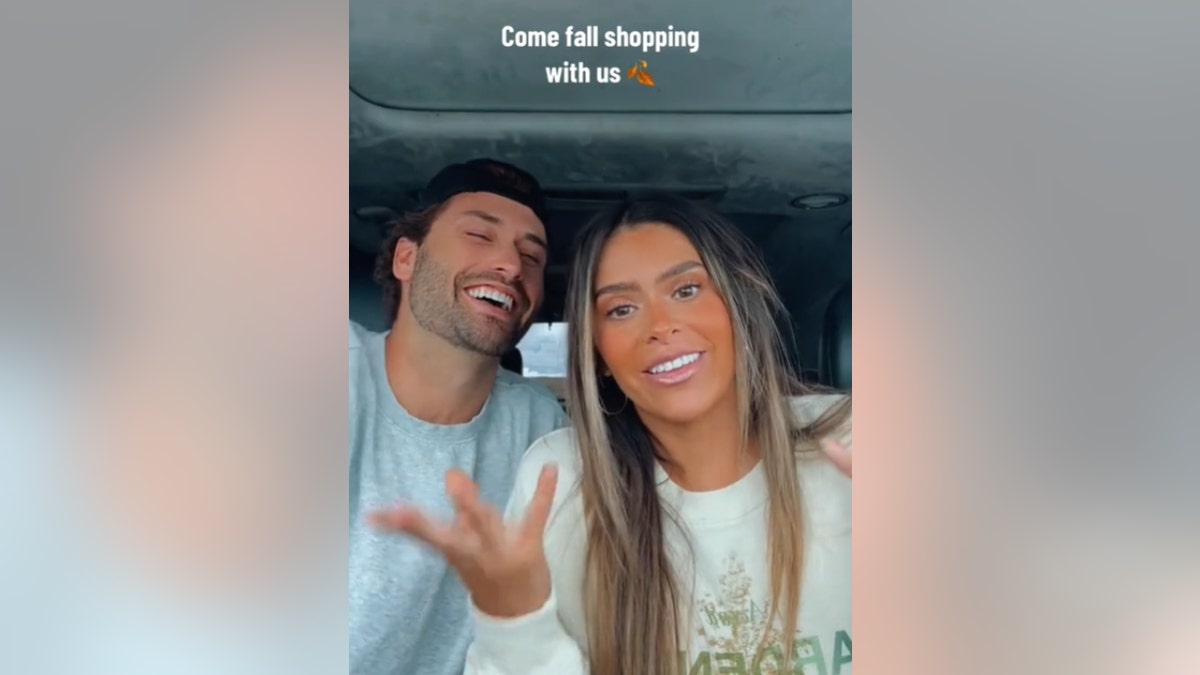 Taylor Frankie Paul (derecha) y su novio Dakota Mortensen van de compras en otoño en un video de TikTok