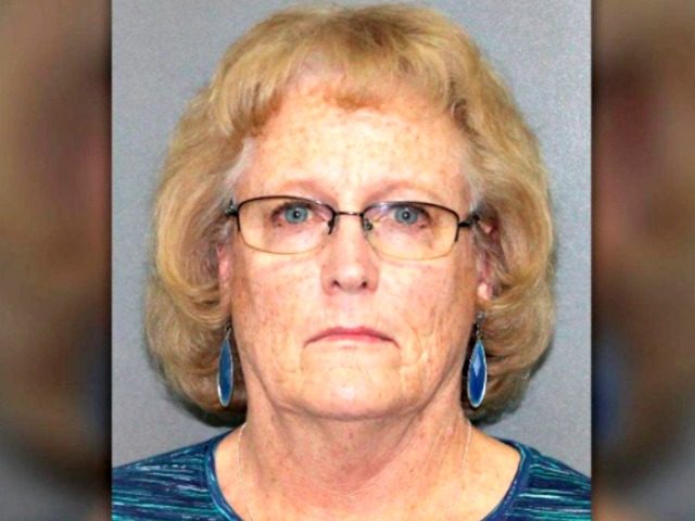 Maestra de Colorado detenida por "maltrato infantil" por obligar a un niño a ponerse de pie para el juramento a la bandera Profesora Karen Smith