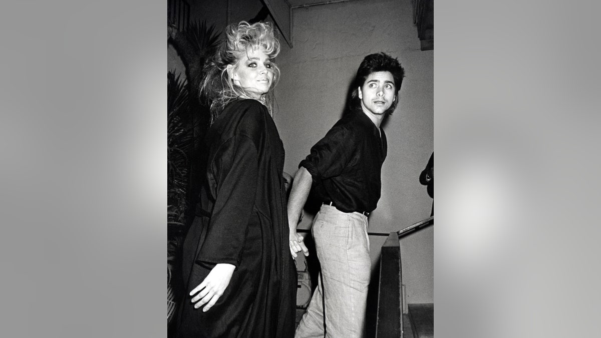Teri Copley y John Stamos sonriendo