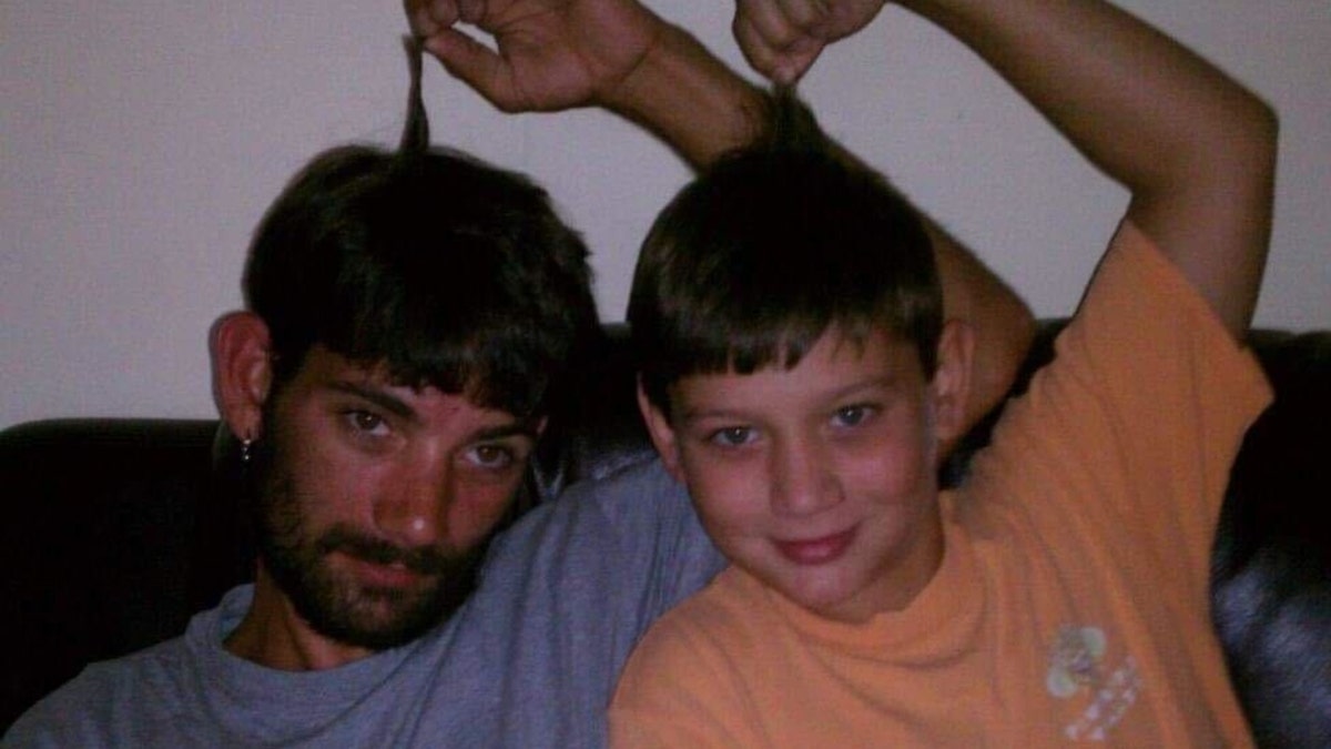 Terry Williams (izquierda) y su hijo, Daniel Williams (derecha) cuando Daniel era un niño