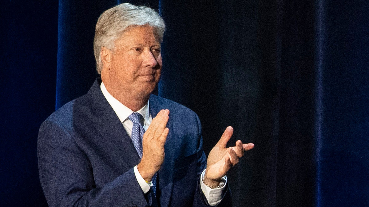El pastor de Texas Robert Morris aplaude