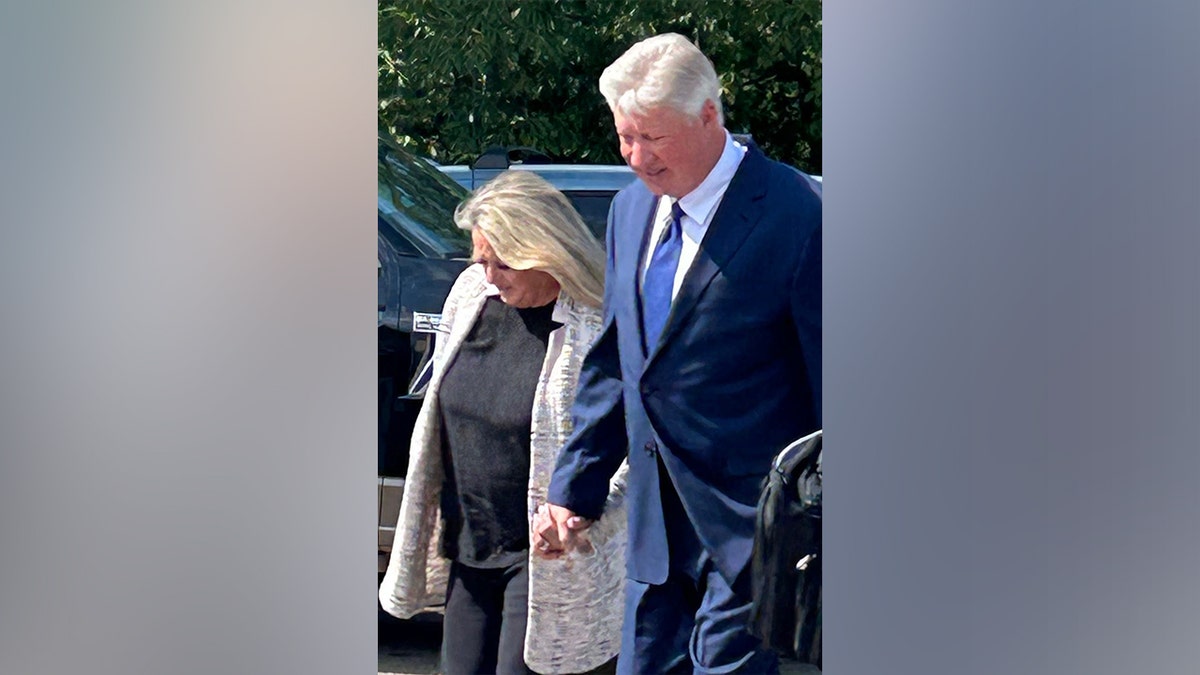 El pastor de Texas Robert Morris abandona un juzgado de Oklahoma