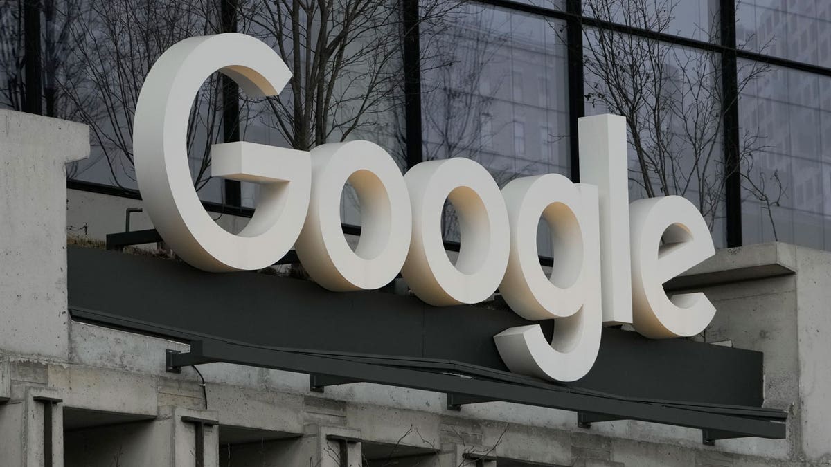 Google recibe una demanda por las "alucinaciones" de la IA que vinculan a un activista conservador con denuncias de abusos a menores El edificio de Google en Nueva York