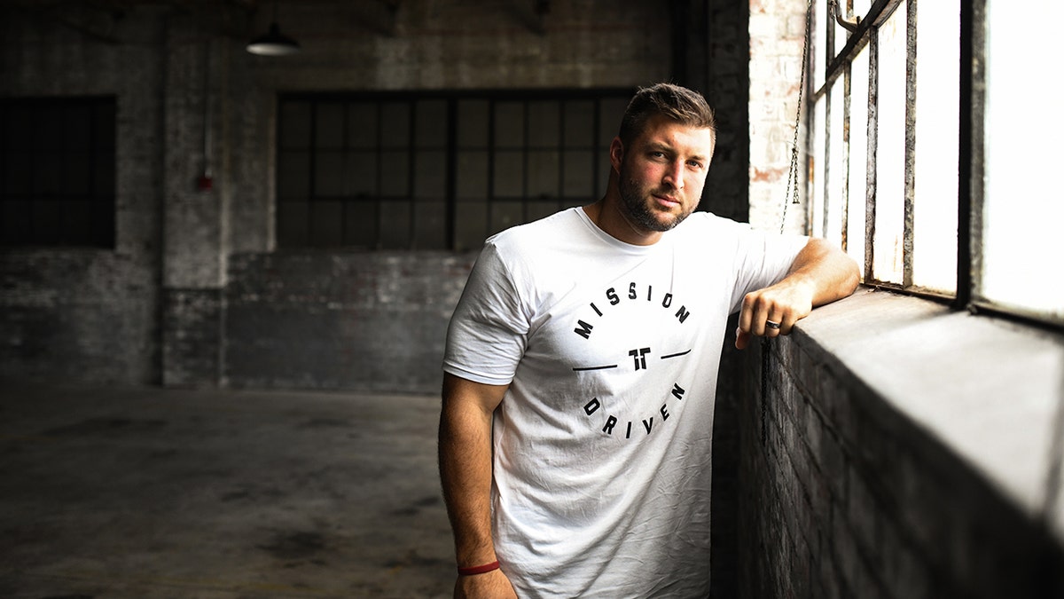 Tim Tebow con una camiseta "Impulsada por la Misión" 