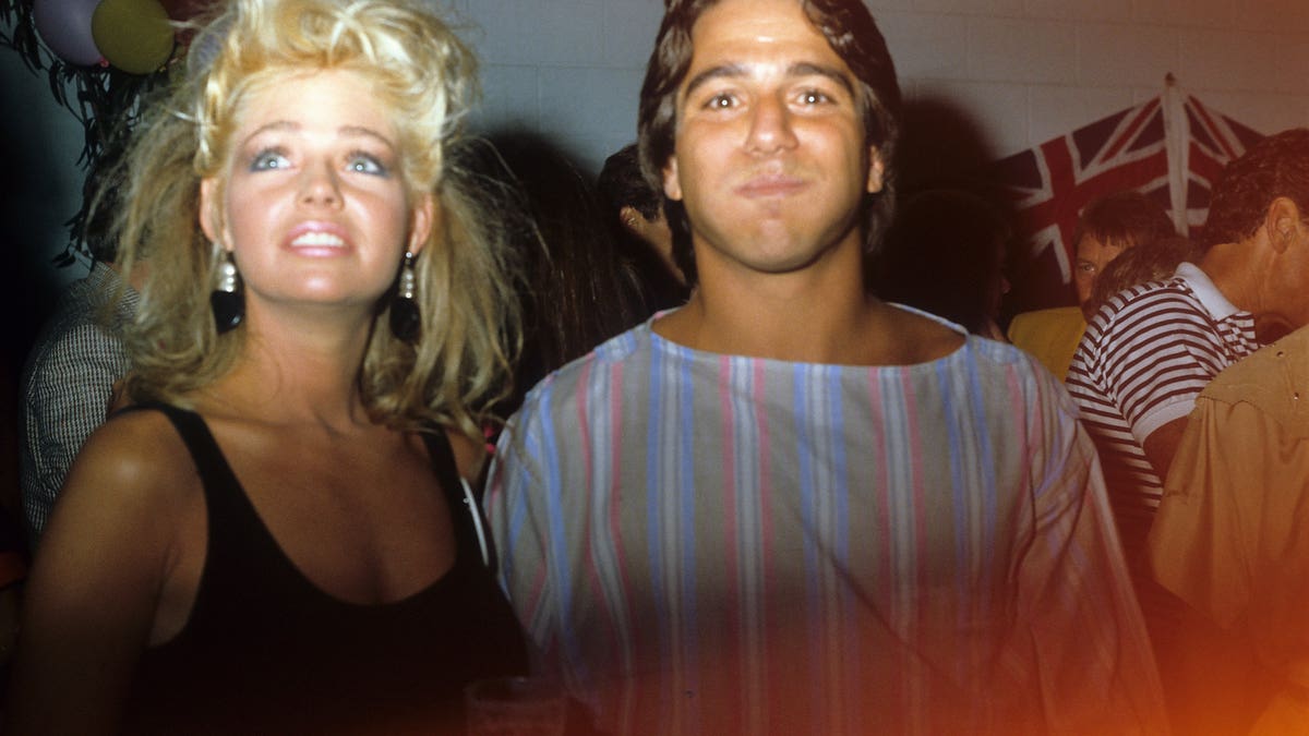 Tony Danza Teri Copley posa para una foto