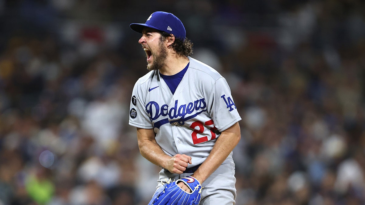 Trevor Bauer reacciona al ponche