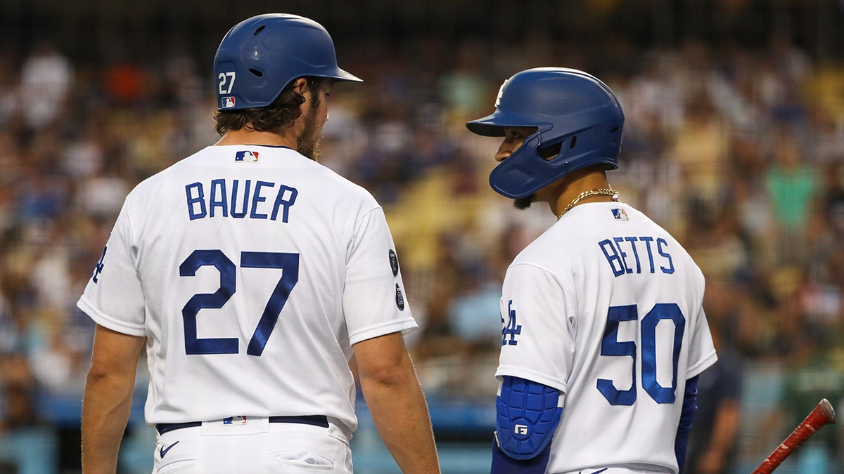 Trevor Bauer y Mookie Betts