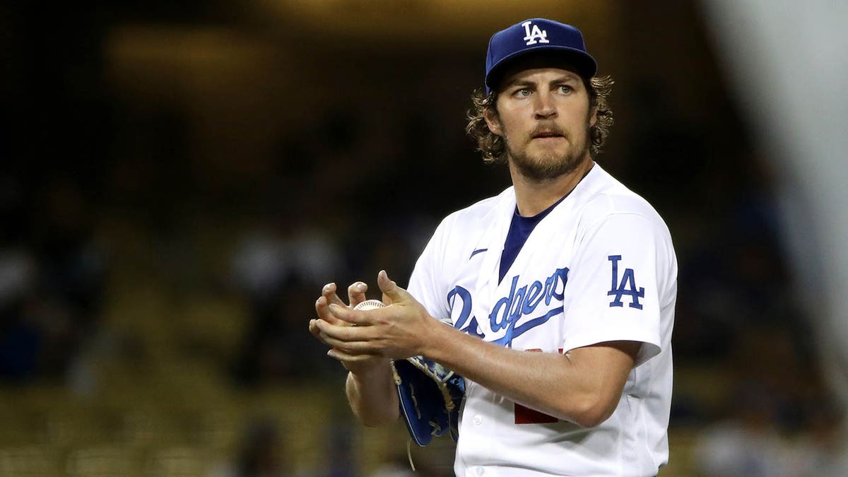 Trevor Bauer lanza para los Dodgers