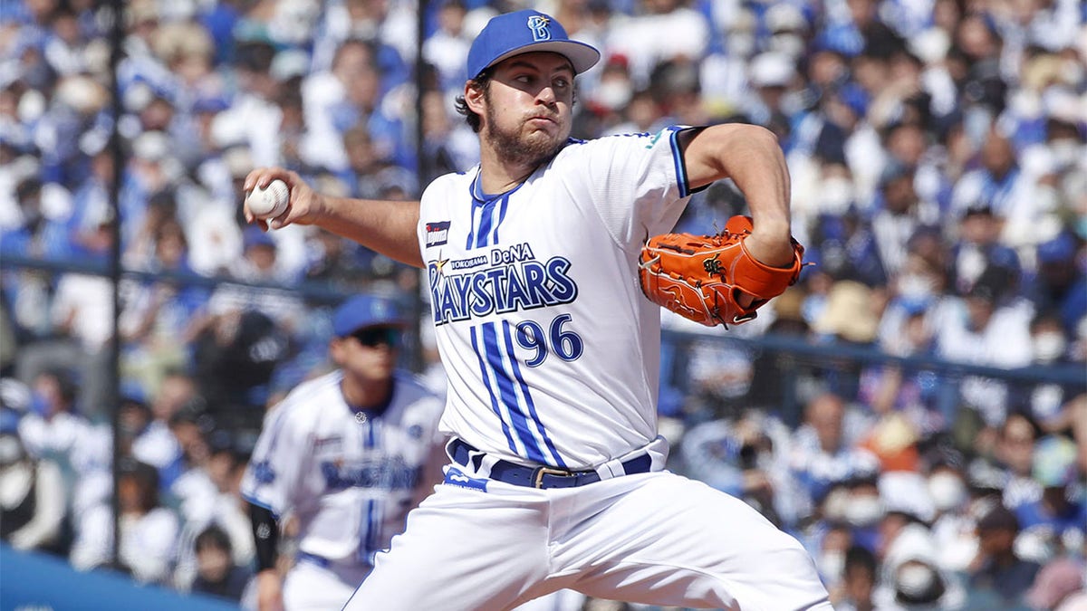 Trevor Bauer lanza para el Yokohama Dena Baystars