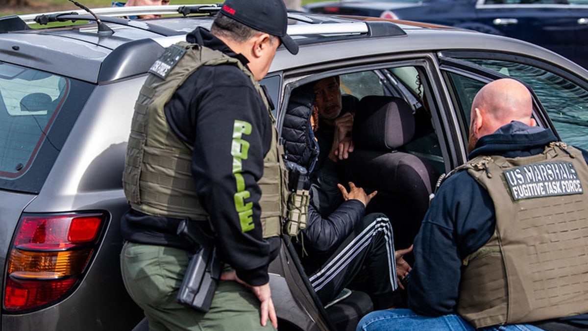 Los alguaciles de los Estados Unidos hablan con los niños