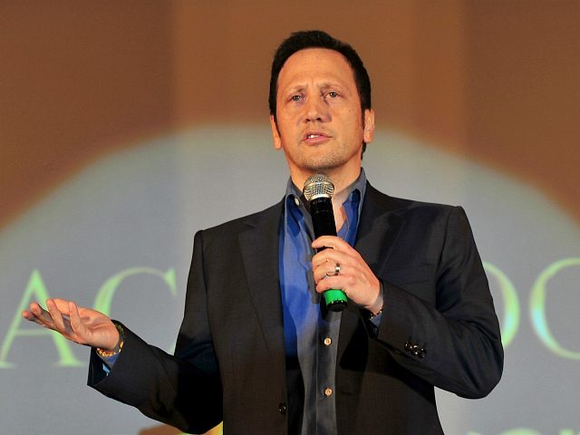 El actor de Hollywood y cómico estadounidense Rob Schneider ofrece una actuación durante 'Bl