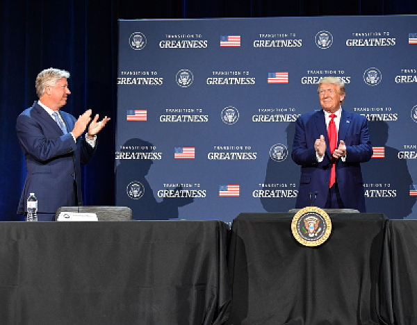 El presidente de los Estados Unidos, Donald Trump, apareció en el escenario con el pastor Robert Morris, durante una mesa redonda con líderes religiosos, funcionarios encargados de hacer cumplir la ley y propietarios de pequeñas empresas en el campus de Gateway Church Dallas en Dallas, Texas, el 11 de junio de 2020. (Foto de Nicholas Kamm/AFP) (Foto de NICHOLAS KAMM / AFP a través de Getty Images)