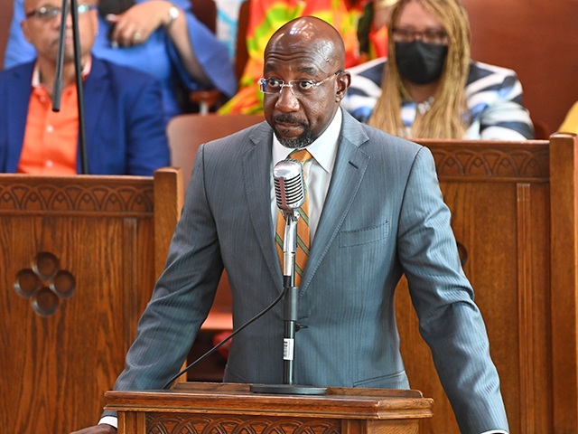 El Senador estadounidense Rev. Raphael Warnock (D-GA) habla en el escenario durante la Celebración del 95 cumpleaños