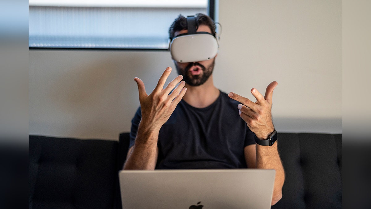 Hombre adulto usando Oculus Quest