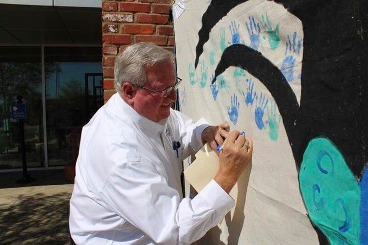 key field y wesley house promueven la concienciacion sobre el abuso infantil y la agresion sexual