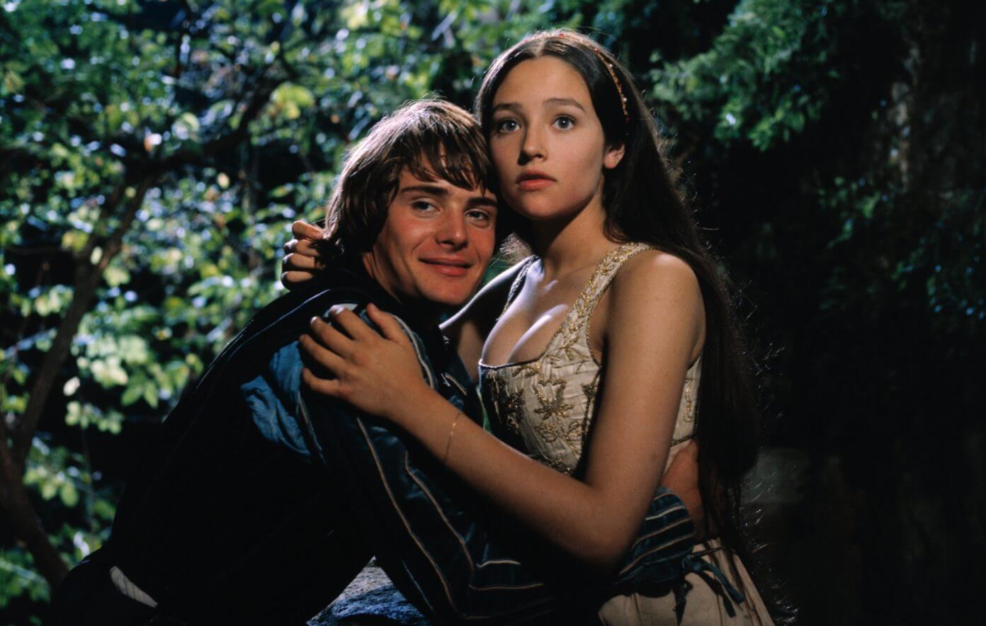 los protagonistas de romeo y julieta presentan una demanda por abuso de menores a causa de las escenas de desnudo