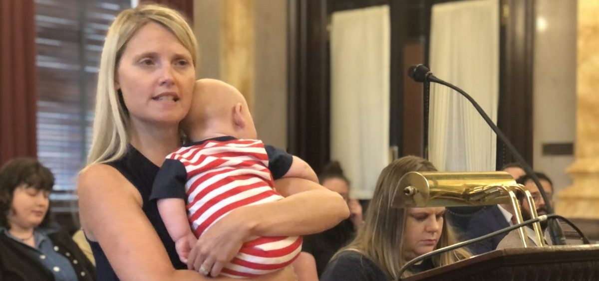 una superviviente de abusos sexuales a menores habla en la comision del senado de ohio