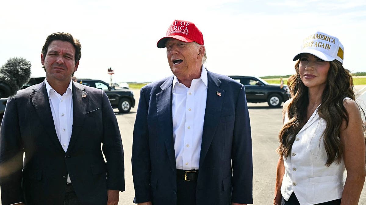 El Presidente Donald Trump junto a la Secretaria de Seguridad Nacional Kristi Noem y el Gobernador de Florida Ron DeSantis