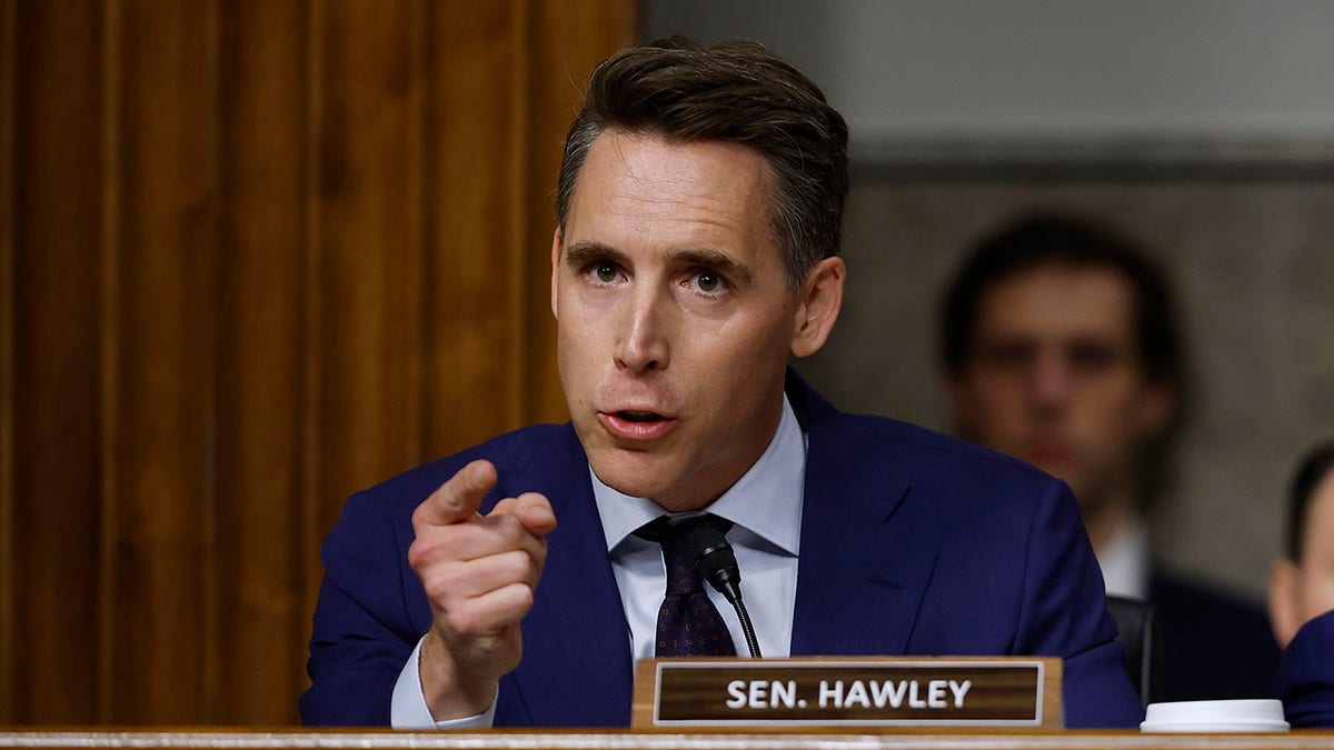 El Senador Josh Hawley, republicano por Missouri., durante una audiencia