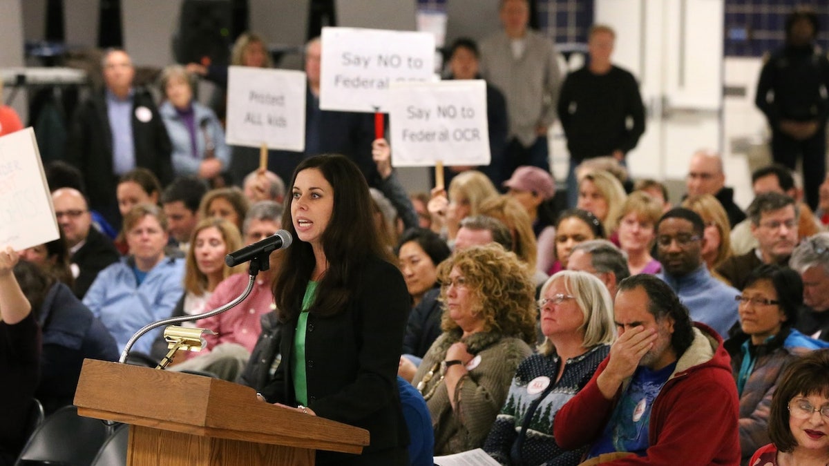 Tracey Salvatore, de Schaumburg, habla Dic. 2 durante una reunión de la junta directiva del Distrito Especial 211 en Conant High School en Hoffman Estates para considerar un arreglo en el caso de un estudiante transgénero que busca acceso a los vestuarios. (Chris Sweda / Chicago Tribune / TNS)